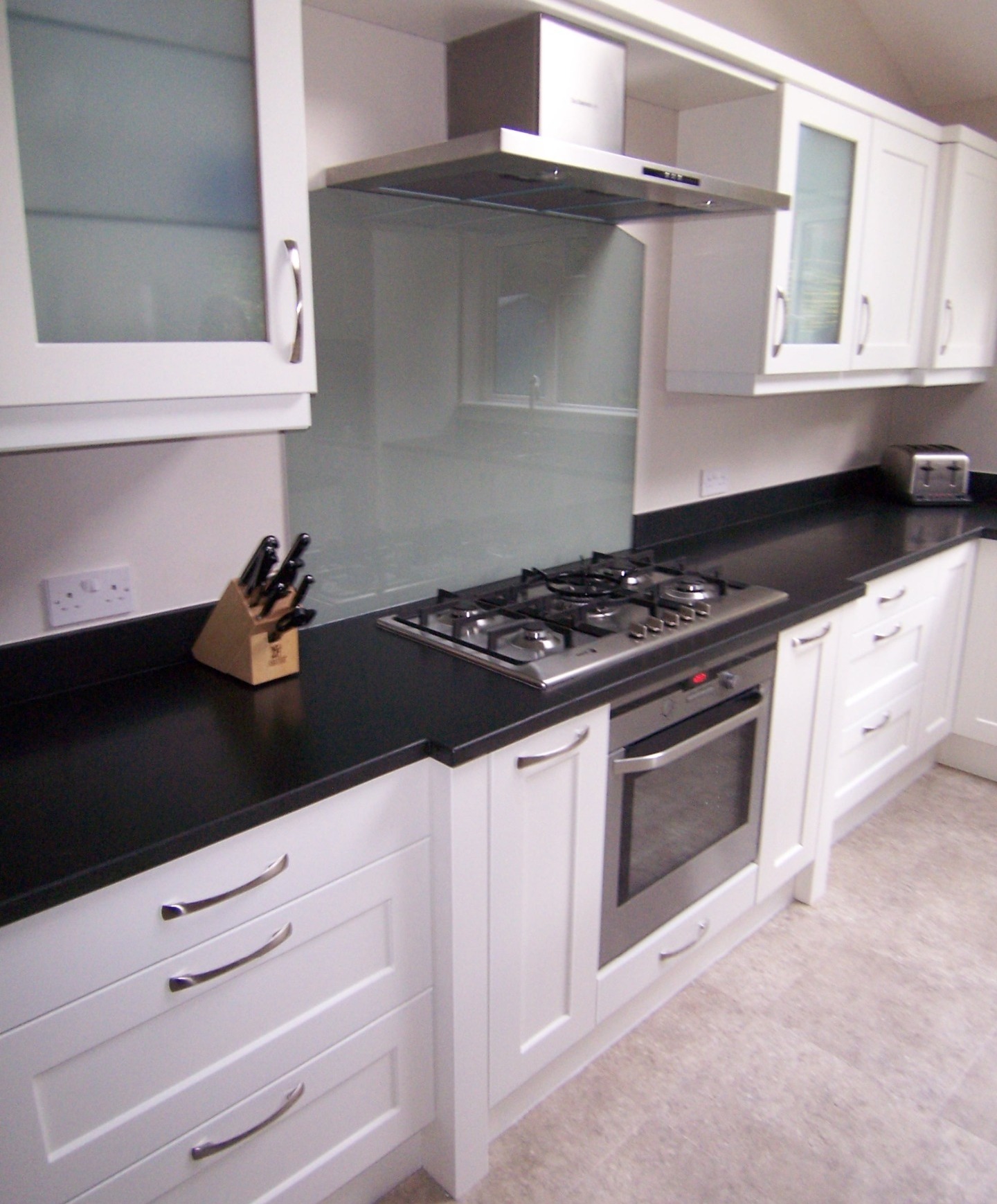Stainless steel extractor and glass splashback