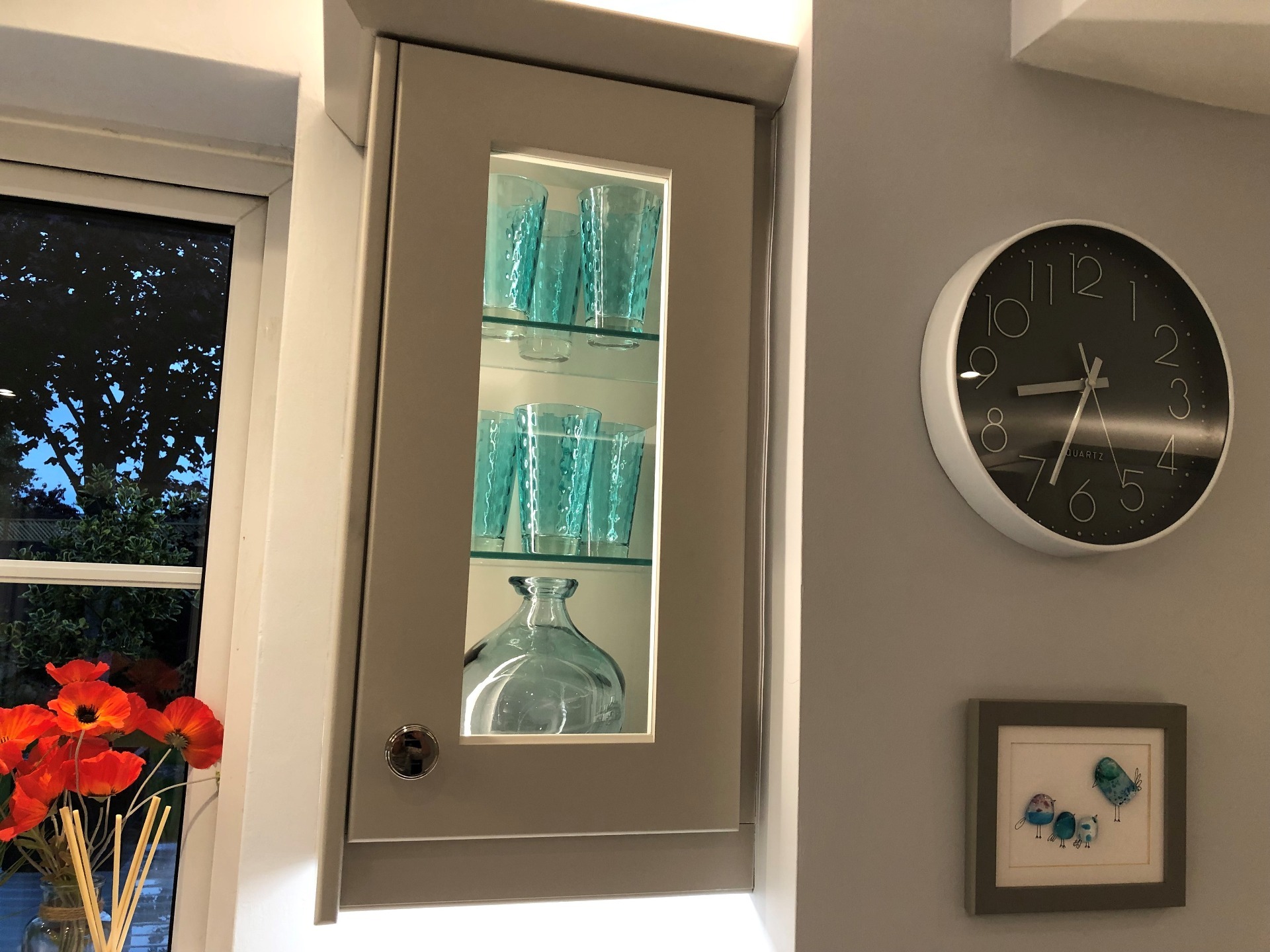 Feature display cabinet
