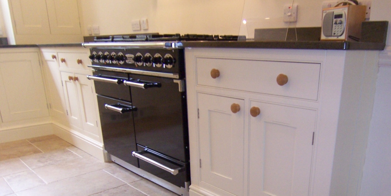 Hand-made kitchen by Furniture & Design of Oxford